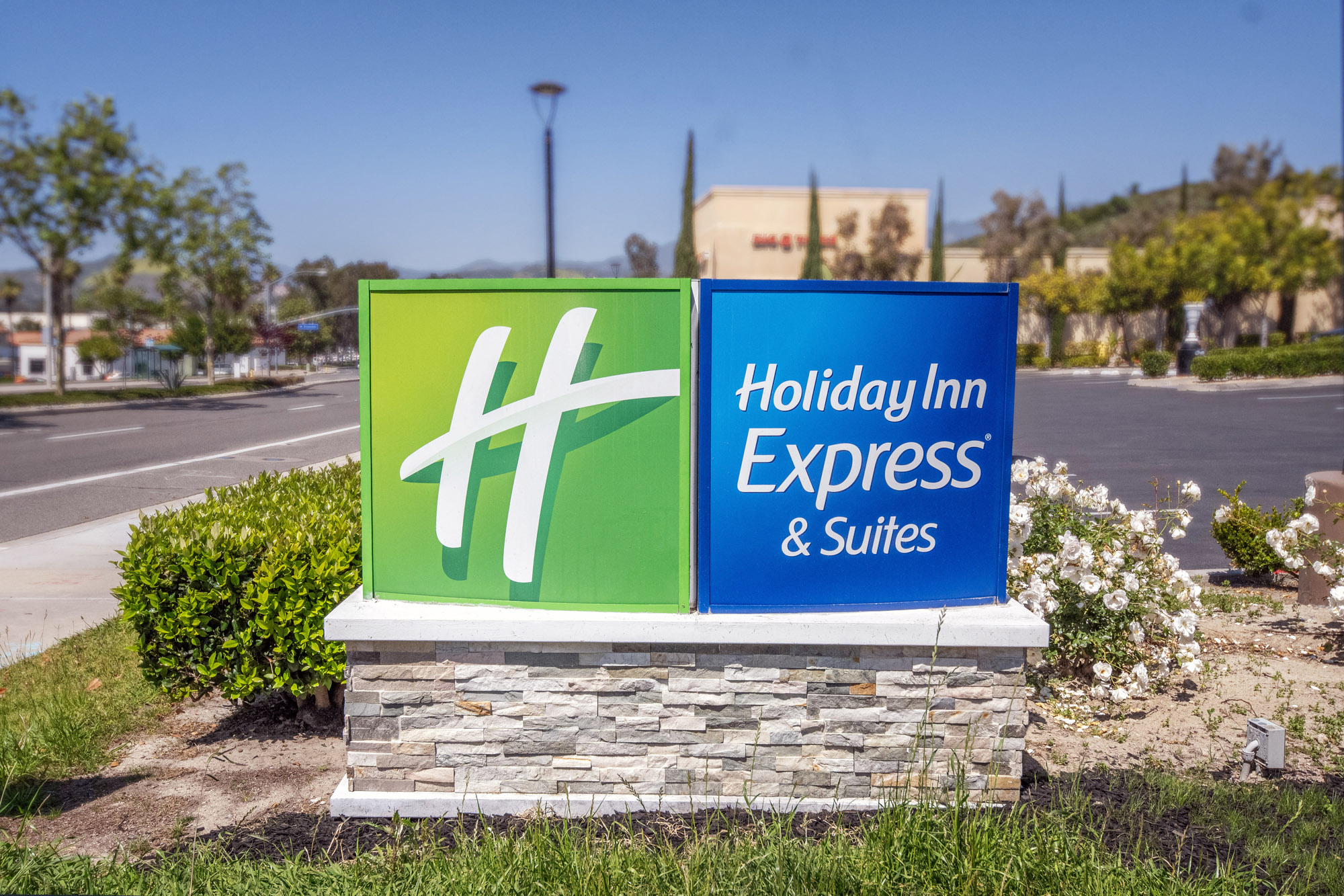 Holiday Inn Lake Forest WaterStar DSC 2520 2k